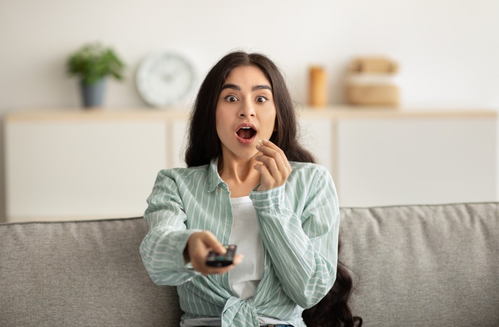 Femme captivée par un film en streaming HD sur Afzor