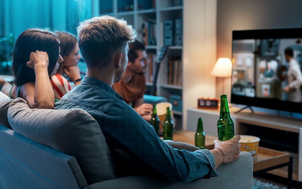 Groupe d’amis regardant un film en streaming HD sur Afzor